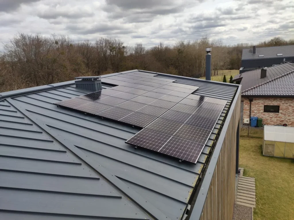 Saulės elektrinė ant skardinio stogo