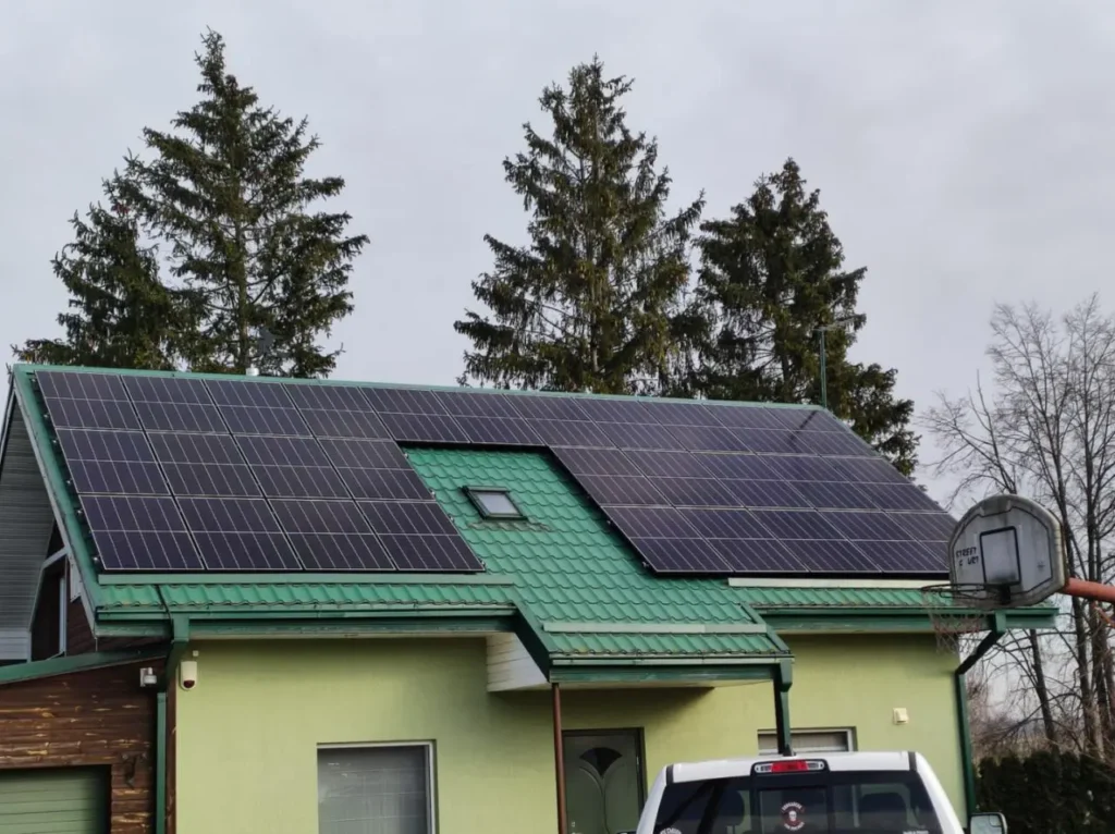 Saulės elektrinė žalias stogas