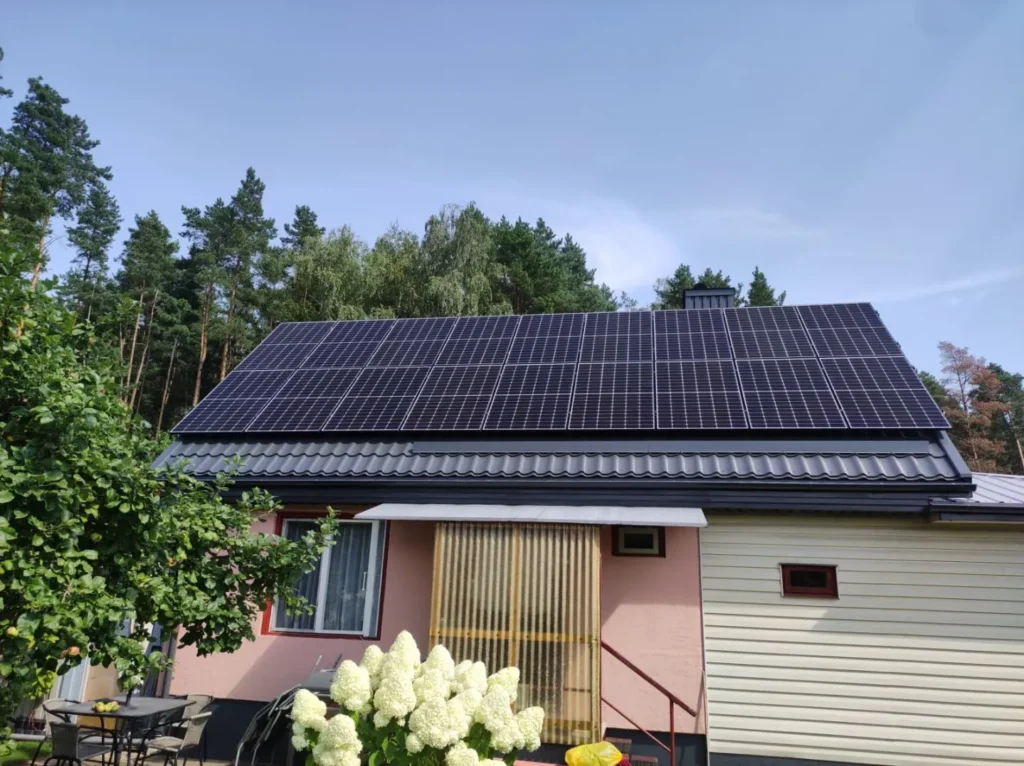 Saulės elektrinė ant stogo black